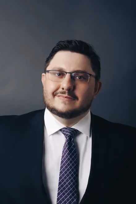 Adler Martins — advogado especialista em direito internacional e tributário